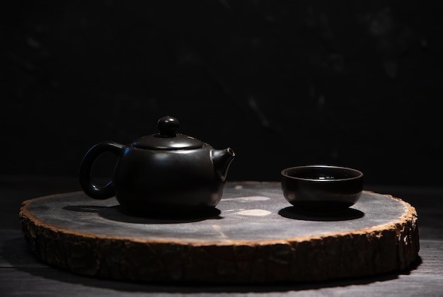 Juego de té chino sobre fondo negro