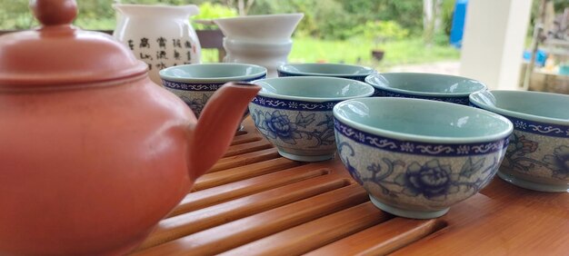 Un juego de té está sobre una mesa con una tetera y una tetera.