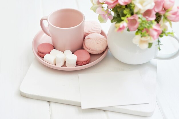 Juego de té con flores y dulces. Copia espacio