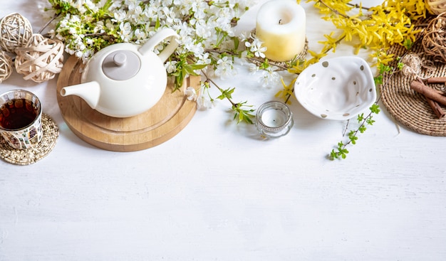 Juego de té con flores sobre una mesa