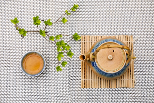 Juego de té japonés y flor de cerezo