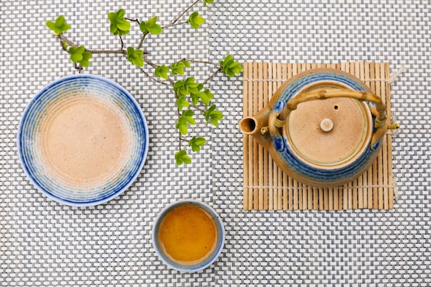 Juego de té japonés y flor de cerezo