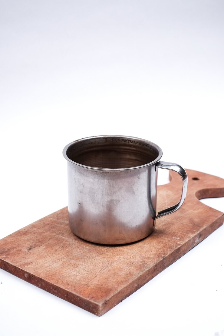 Juego de té o café vintage o taza en una tabla de cortar superior