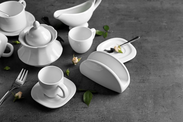 Juego de té de porcelana blanca sobre mesa gris