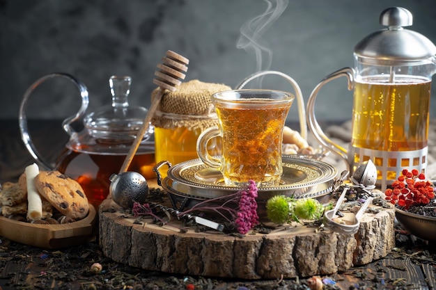 Foto un juego de té con tazas de té y teteras sobre una mesa.