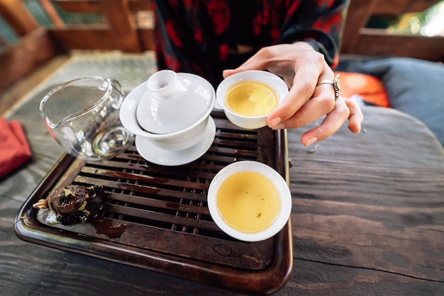 Juego de té de vista superior una mesa de madera para el fondo de la ceremonia del té