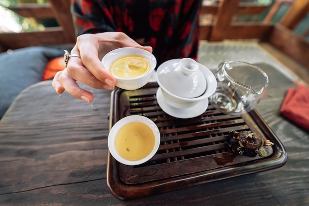 Juego de té de vista superior una mesa de madera para el fondo de la ceremonia del té