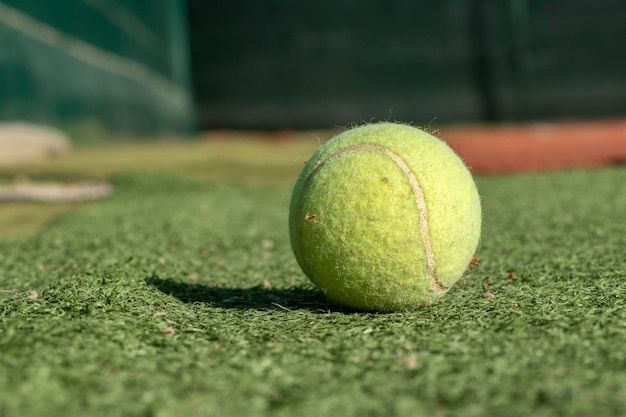Juego de tenis Pelota de tenis en la cancha de tenis El concepto de recreación deportiva