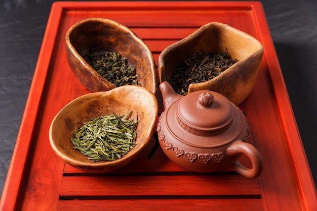 El juego de tetera y tres tipos de té en chahe en el escritorio del té están listos para la ceremonia del té.