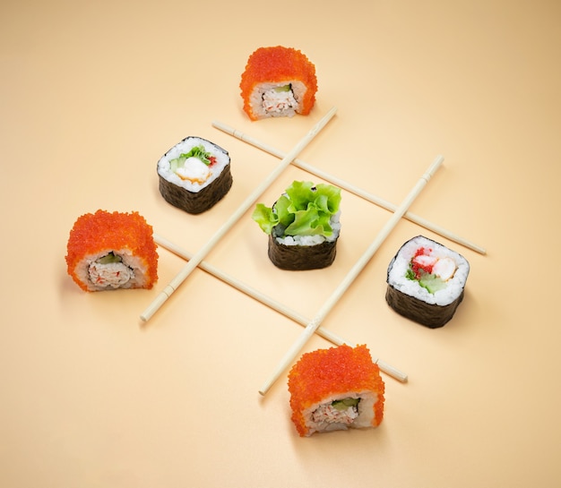 Juego de tic tac toe con sushi, rollos de sushi de concepto creativo. jugando al juego de tic tac toe.