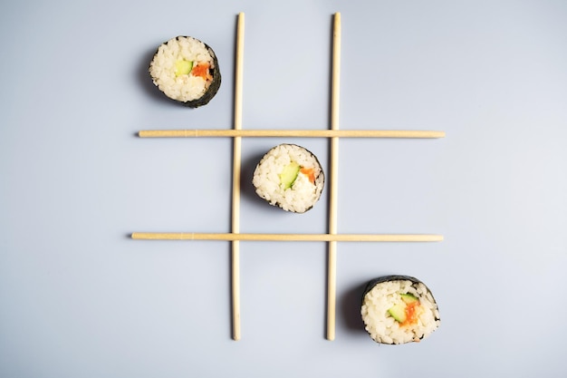 Juego tictactoe con palillos para comida y sushi.