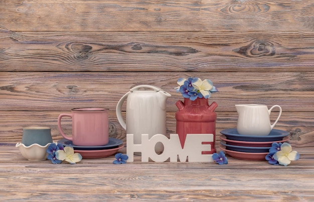 Un juego de utensilios de cocina de cerámica azul y rosa Las letras son la palabra Hogar