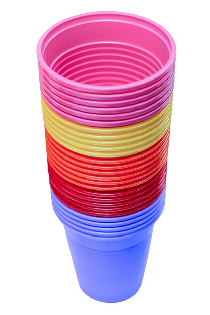 Juego de vasos desechables de plástico en el fondo blanco.