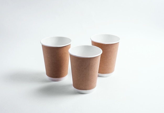 Un juego de vasos de papel para bebidas calientes.