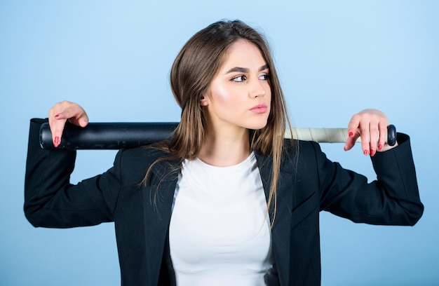 Juego de vida Estrategia de negocios Negocios agresivos Jefe de negocios Acciones decisivas Confianza y fuerza Mujer linda niña lleva chaqueta formal y sostiene bate de béisbol Bonita y peligrosa