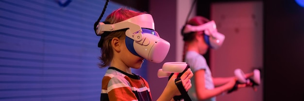 Juego VR y equipo de realidad virtual niños jugadores divertidos jugando en videojuegos de simulación futurista