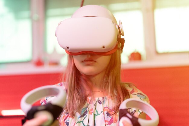 Foto juego vr y realidad virtual niño chica jugador divertido jugando en simulador futurista video juego de disparos