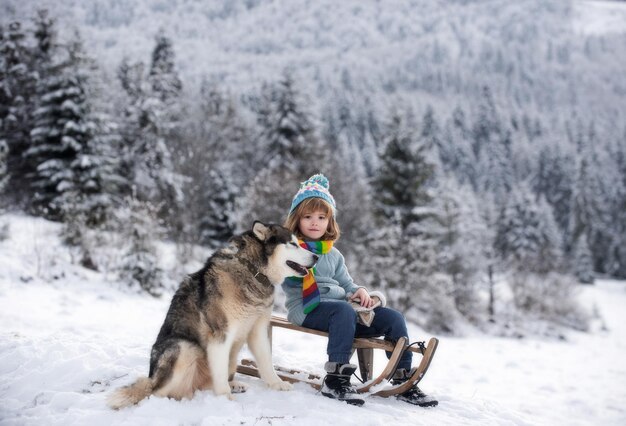 Juegos activos de invierno al aire libre para niños con perro husky feliz navidad vacaciones concepto niño disfrutando w