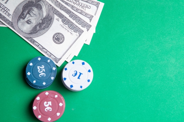 Juegos de azar Poker en una mesa de juego en un casino.