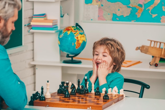 Juegos buenos para el concepto de inteligencia cerebral estrategia de ajedrez padre e hijo relajándose juntos niño conde