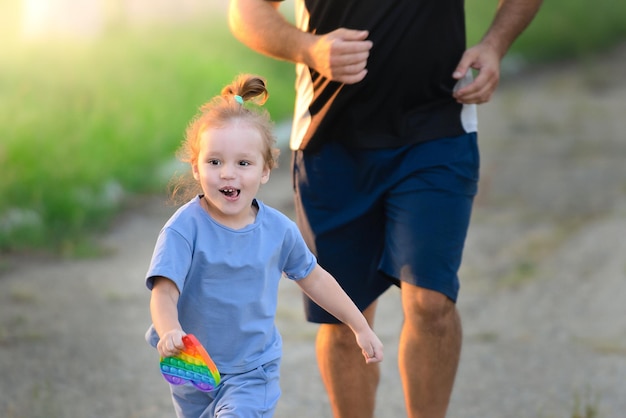 Juegos divertidos para padre e hija en la naturaleza.