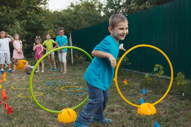 Juegos divertidos y saludables para niños al aire libre | Foto