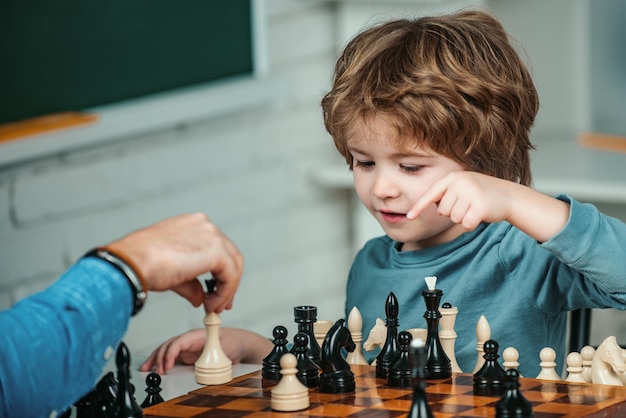 Juegos educativos para niños desarrollo temprano niño niño jugando ajedrez en casa juegos y actividades para niños