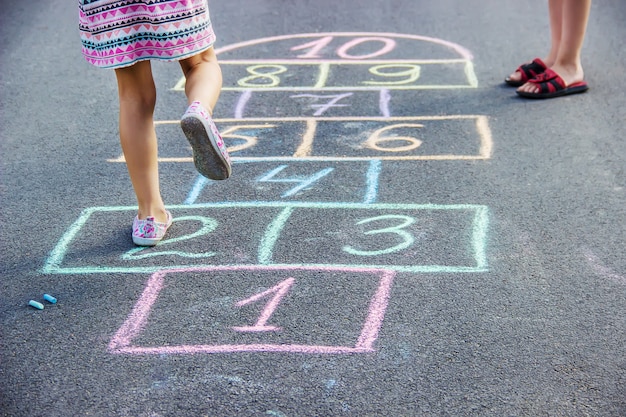 Foto juegos infantiles de calle en los clásicos. enfoque selectivo