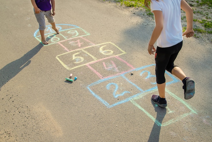 Foto juegos infantiles de calle en los clásicos.