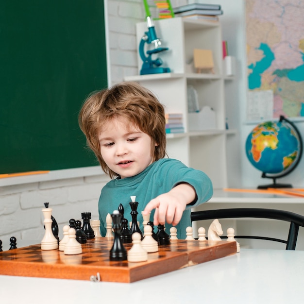 Juegos inteligentes inteligentes para niños buenos para el concepto de inteligencia cerebral éxito en el ajedrez de la escuela de ajedrez para niños