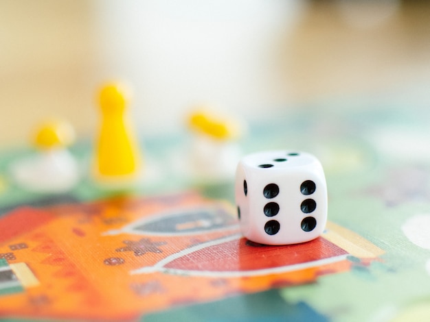 Juegos de mesa y dados en el campo.