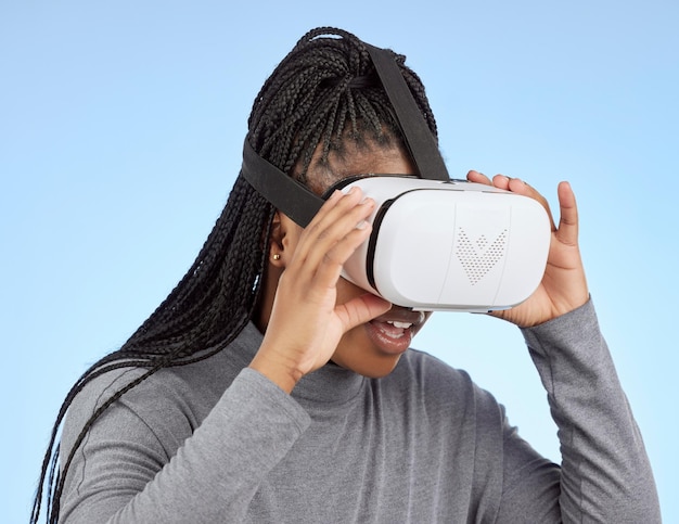 Juegos vr y digitales con mujer negra y metaverso para el futuro sistema cibernético y 3d Media ui y tecnología web con niña y auriculares para realidad aumentada de Internet y gráficos de análisis de datos