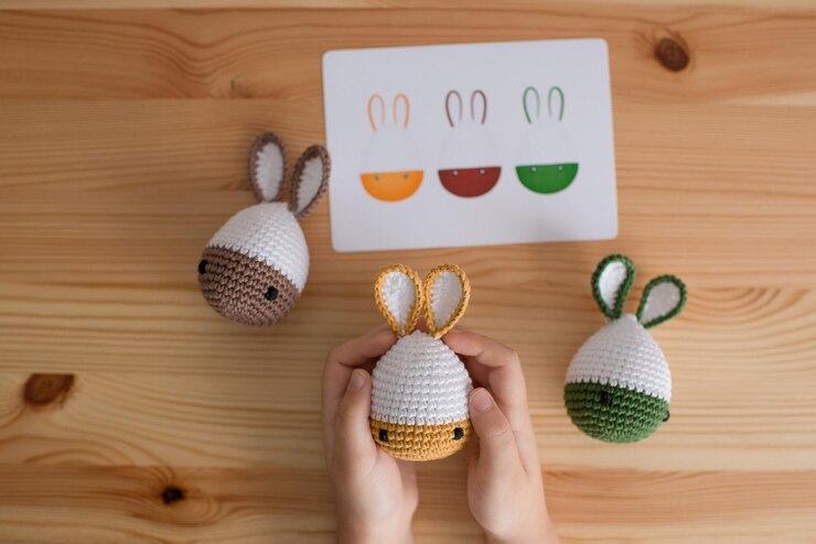 Foto juegue los huevos de pascua bajo la forma de conejo en manos de children039s