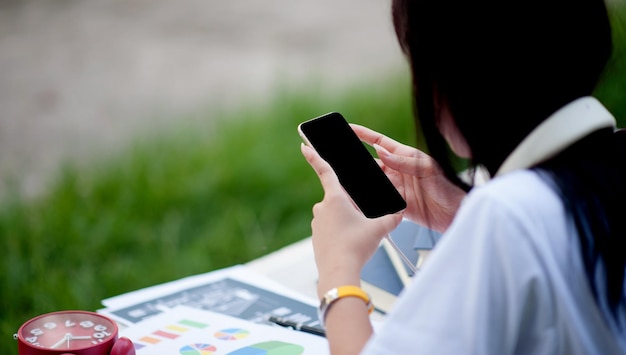 Juegue a la mujer feliz del teléfono celular descansando Disfrute de los datos de navegación por Internet o use una aplicación de software móvil Comuníquese con amigos en las redes sociales en casa