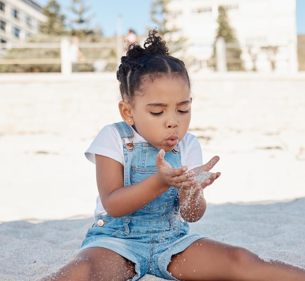 Juegue a un niño o niña en la arena en una playa para divertirse en las vacaciones de verano o el fin de semana solo y relajarse con libertad Viajar por la naturaleza o un niño pequeño jugando en la orilla del mar al aire libre en Sao Paulo Brasil