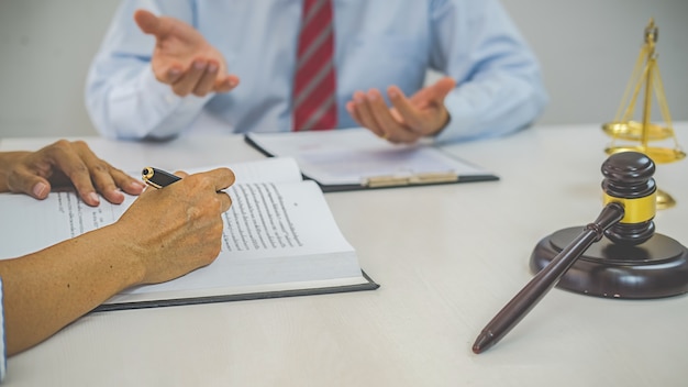 Foto juez mazo con abogados de justicia que tienen una reunión de equipo en el fondo del bufete de abogados. conceptos de derecho y servicios jurídicos.