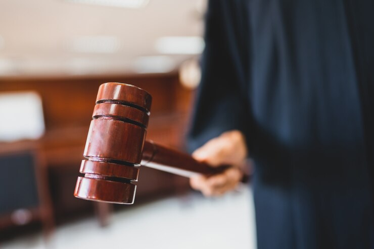 Foto el juez sostiene la balanza de la justicia en la sala del tribunal