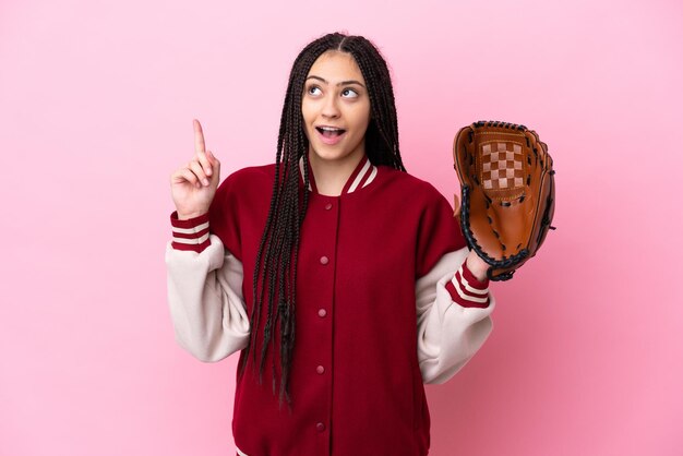 Jugador adolescente con guante de béisbol aislado en un fondo rosa pensando en una idea apuntando con el dedo hacia arriba