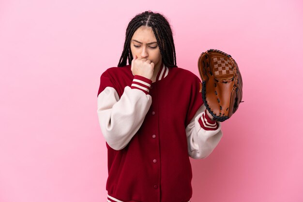 Jugador adolescente con guante de béisbol aislado sobre fondo rosa con dudas