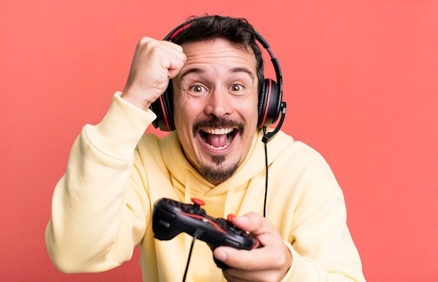 Jugador adulto con auriculares y un concepto de control
