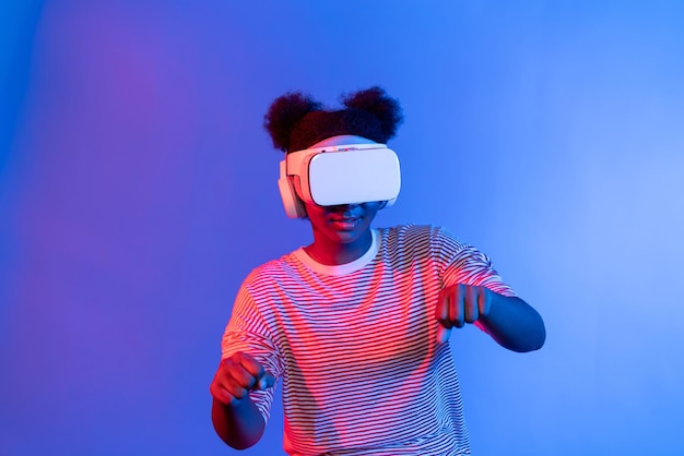 Un jugador africano que usa VR se convierte en un meta-conductor en una motocicleta Contrivance