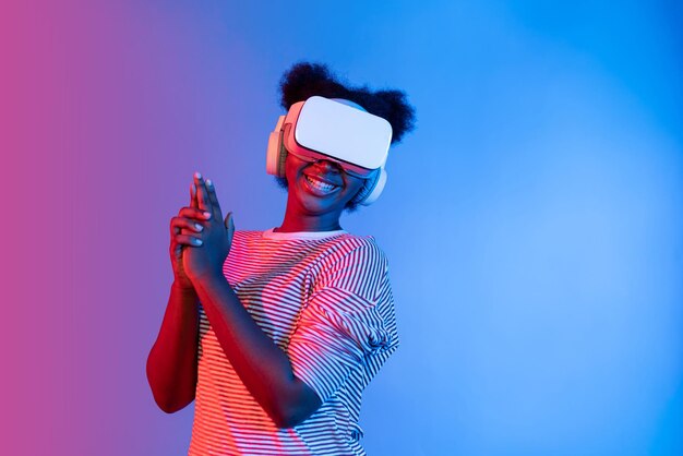Jugador africano con VR girando el meta mundo jugando a disparar con armas de fuego Contrivance