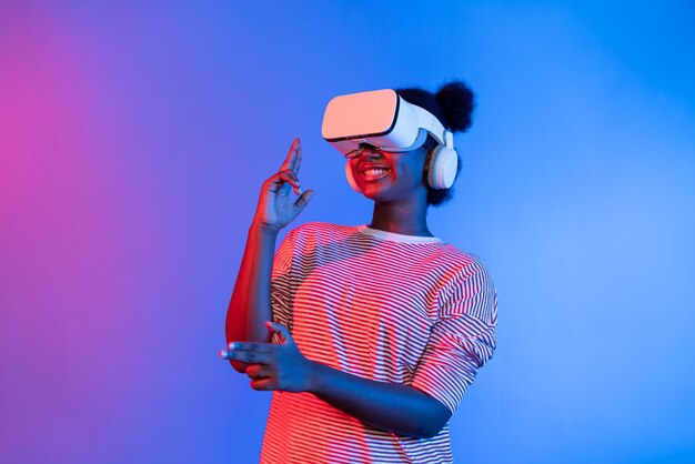 Jugador africano con VR girando el mundo meta jugando a la pistola disparando a la invención