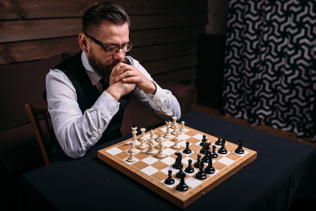 Jugador de ajedrez pensativo pensando en estrategia de juego