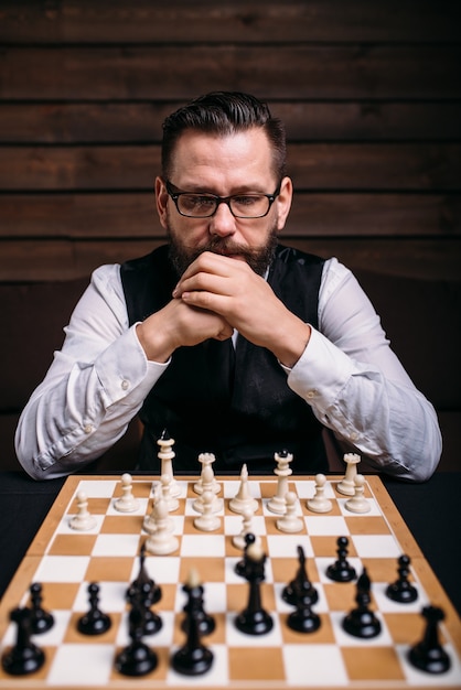 Jugador de ajedrez pensativo pensando en estrategia de juego