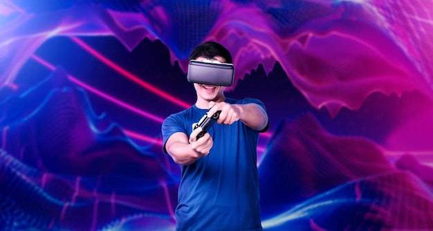 Jugador con auriculares de realidad virtual mientras sostiene el joystick en fondo rosa Ingenuity