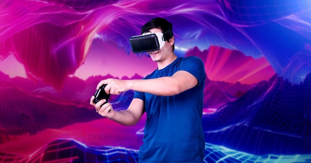 Jugador con auriculares de realidad virtual mientras sostiene el joystick en fondo rosa Ingenuity