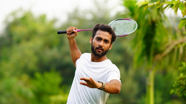 Jugador de bádminton de buen humor y riendo en el parque