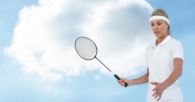 Jugador de bádminton femenino caucásico sosteniendo la raqueta contra las nubes en el cielo azul