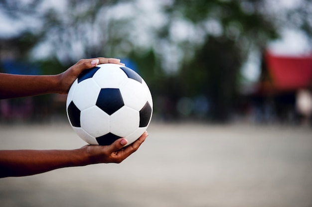 Jugador con balón de fútbol